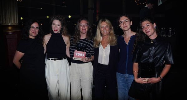 La journaliste Marine Revol et Véronique Philipponnat, directrice de ELLE, entourrées par l'équipe du podcast. (DR)