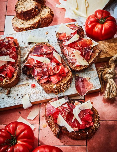Pan-con-tomate-jambon-bellota-et-copeaux-de-manchego