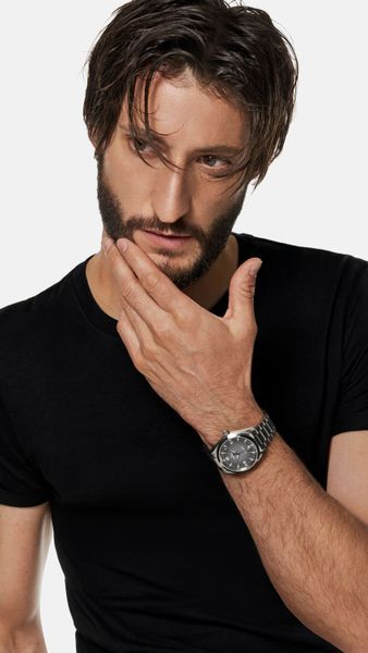 Pierre Niney_OMEGA Railmaster_Portrait_JPG_9x16