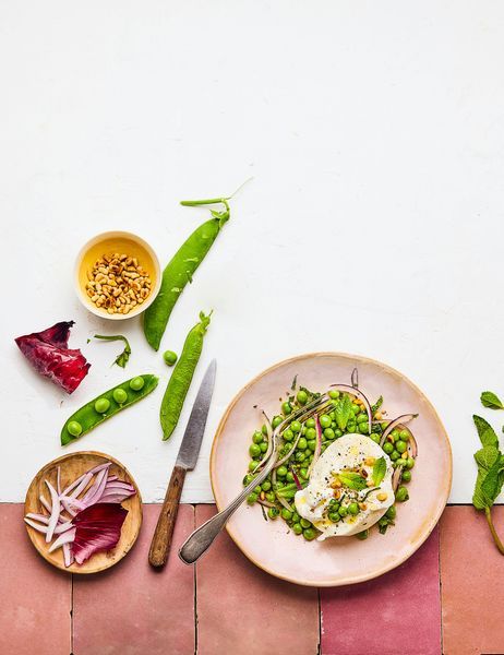 Salade de petits pois crus et burrata