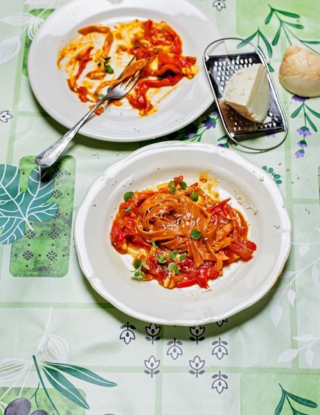 Tagliatelles-rouges-aux-piquillos-anchois-et-provolone-fume