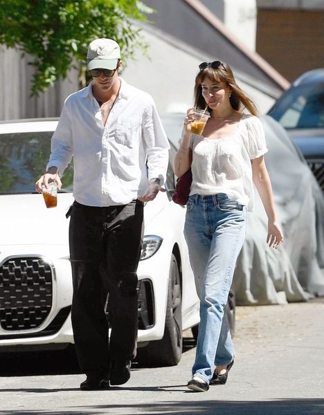 dakota johnson cigarette En blouse romantique et jean cigarette, Dakota Johnson signe le look casual  que l'on veut toutes copier