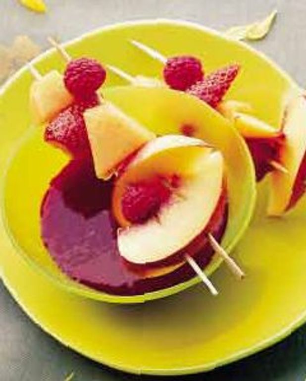 Brochettes De Fruits D Ete Et Coulis De Fruits Rouges Pour 2 Personnes Recettes Elle A Table