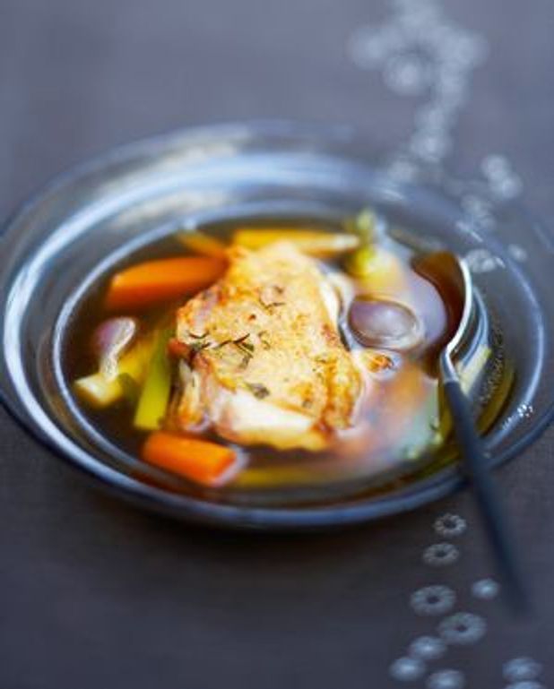 Poularde au bouillon pour 6 personnes Recettes Elle à Table