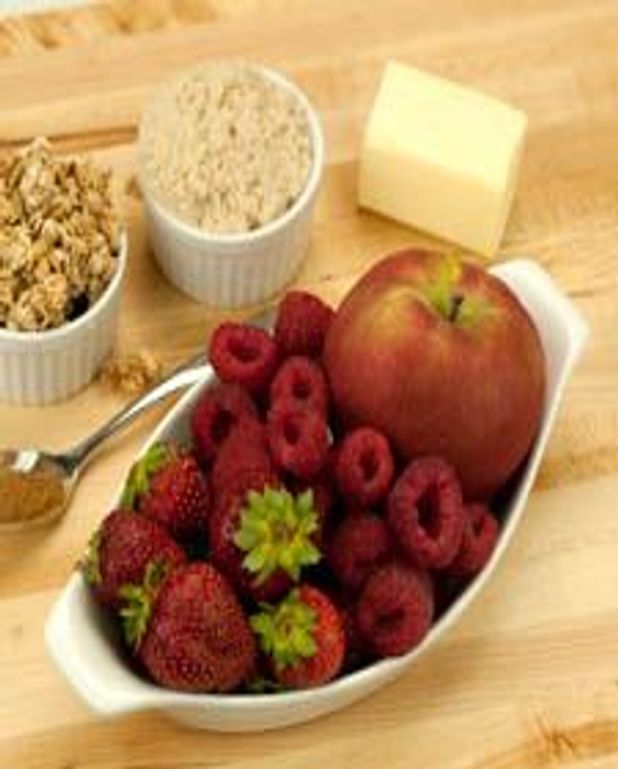 Crumble Aux Pommes Et Fruits Rouges Pour 6 Personnes Recettes Elle A Table