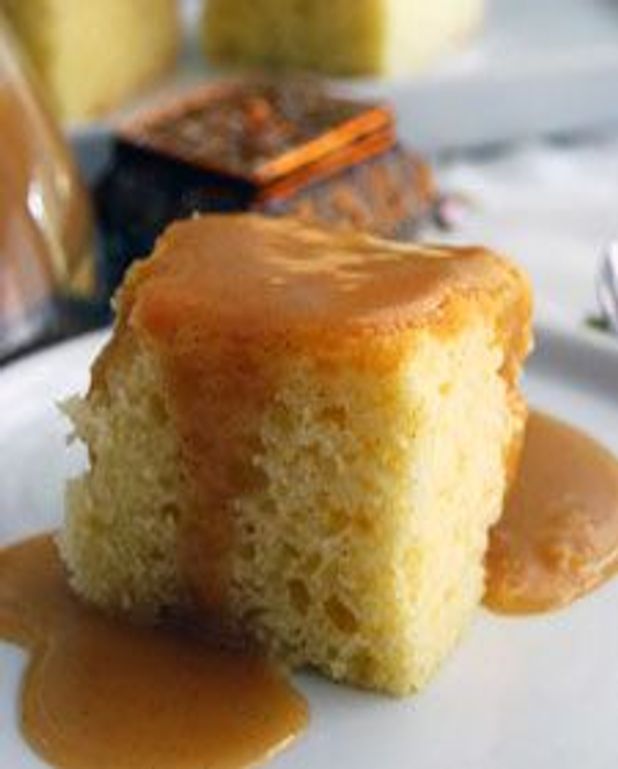 Gateau Dore A La Vanille Sauce A La Cassonade Pour 12 Personnes Recettes Elle A Table