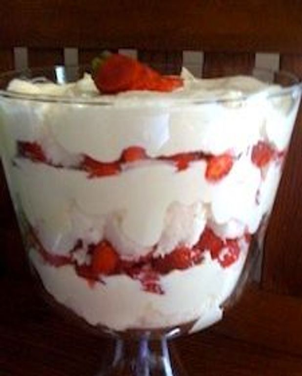 Leger Gateau Etage Aux Fraises Pour 8 Personnes Recettes Elle A