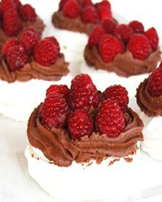 Pavlova Chantilly Chocolat Et Framboises Pour 6 Personnes Recettes Elle A Table