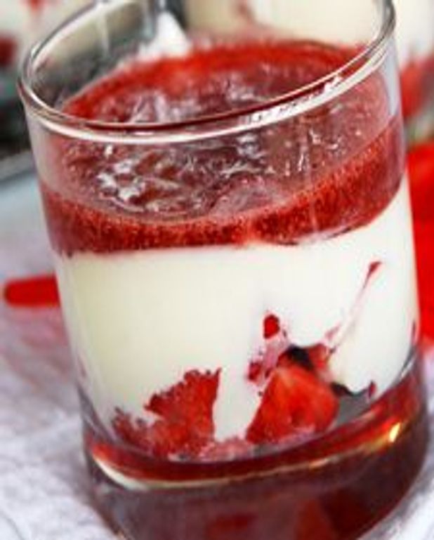 Verrines de fraises, crème yogourt chocolat blanc, gelée de fraises à la rose