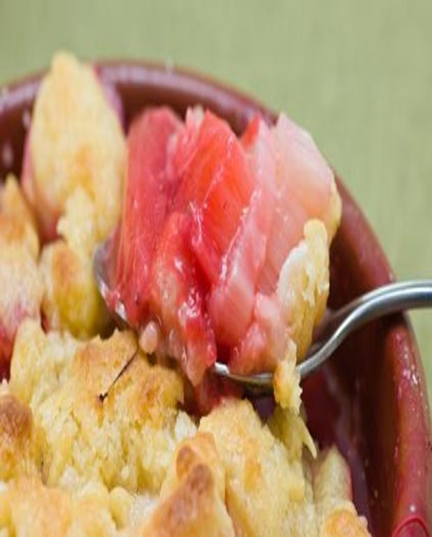 Crumble A La Rhubarbe Pour 4 Personnes Recettes Elle A Table