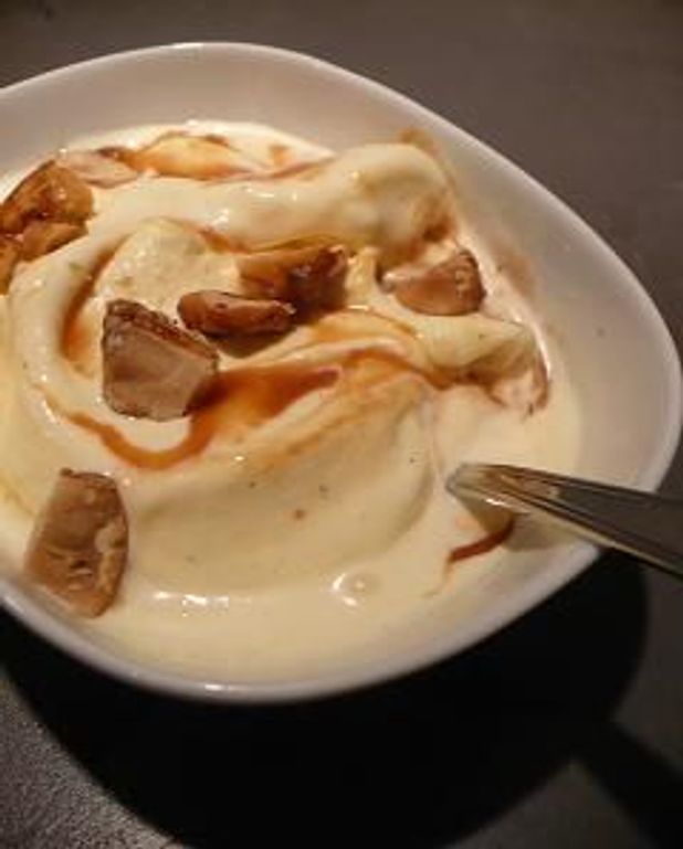 Crème Glacée à La Vanille Aux Noix Damazonie Caramélisées Sauce Caramel Pour 4 Personnes