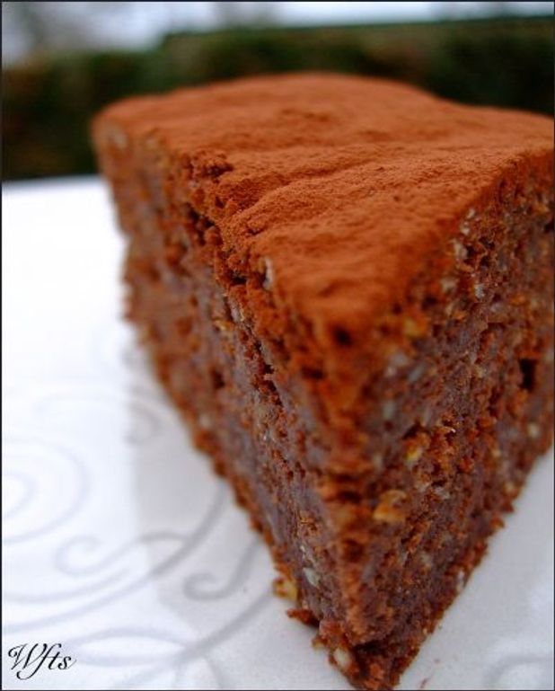 Gateau Chocolat Et Eclats De Pignons De Pin Pour 8 Personnes Recettes Elle A Table