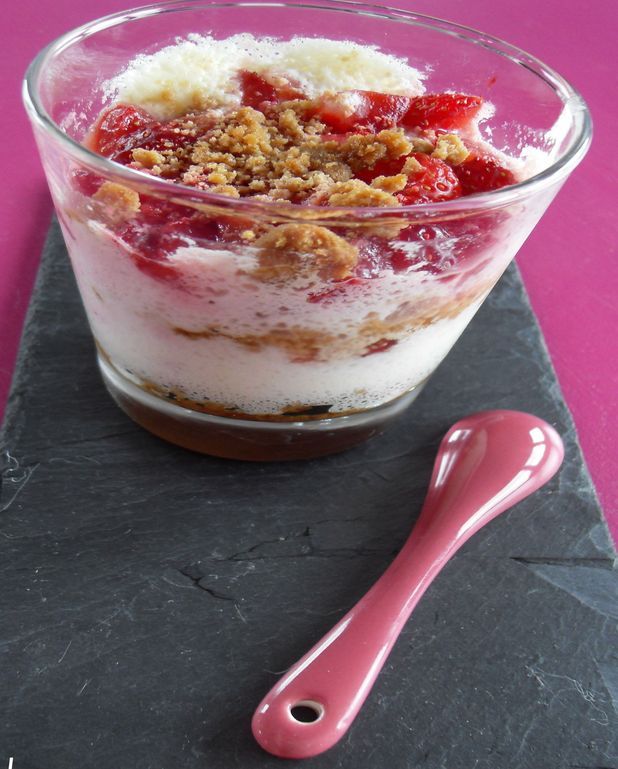 Ch'tiramisu aux fraises pour 6 personnes - Recettes Elle à Ch'tiramisu aux fraises pour 6 personnes - Recettes Elle à
