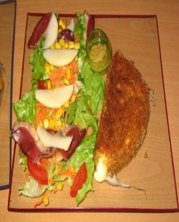 Salade composée et son reblochon pané