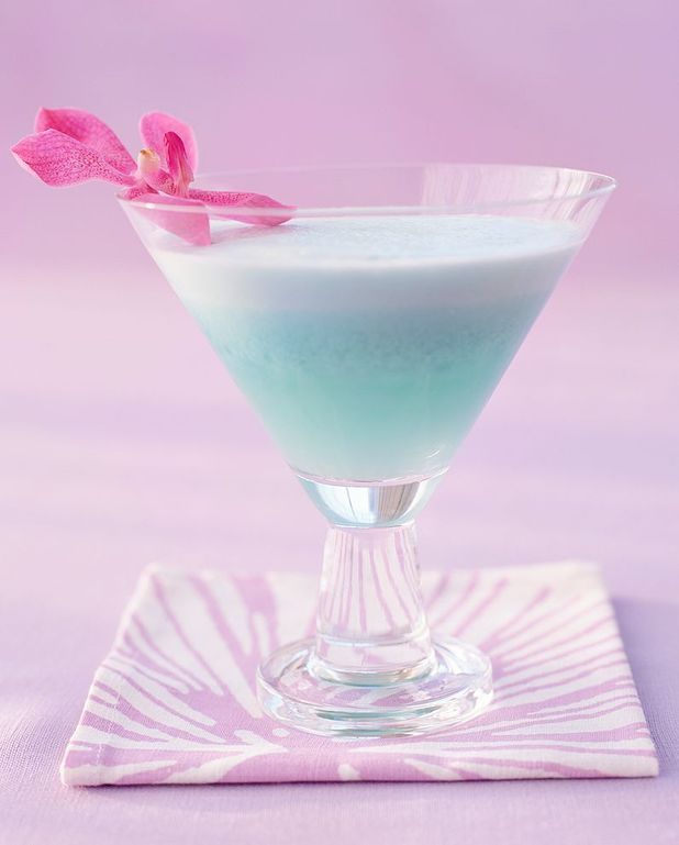 Cocktail Blue Hawaiian au rhum et curaçao