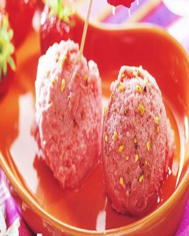 Crème glacée aux fraises et aux pralines