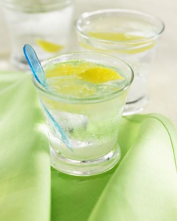 Eau Rafraichissante Menthe Citron Vert Pour 4 Personnes Recettes Elle A Table Eau Rafraichissante Menthe Citron Vert Pour 4 Personnes Recettes Elle A Table