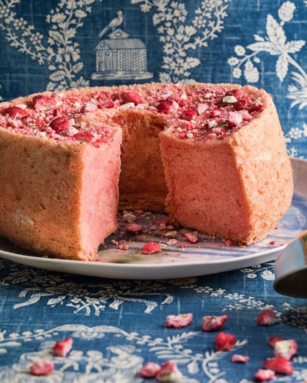 Gateau Angel Cake Aux Pralines Roses Pour 12 Personnes Recettes Elle A Table