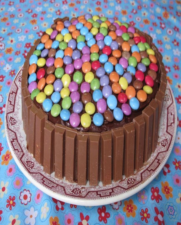 Gateau Au Chocolat Kit Kat Et Smarties Pour 8 Personnes Recettes Elle A Table