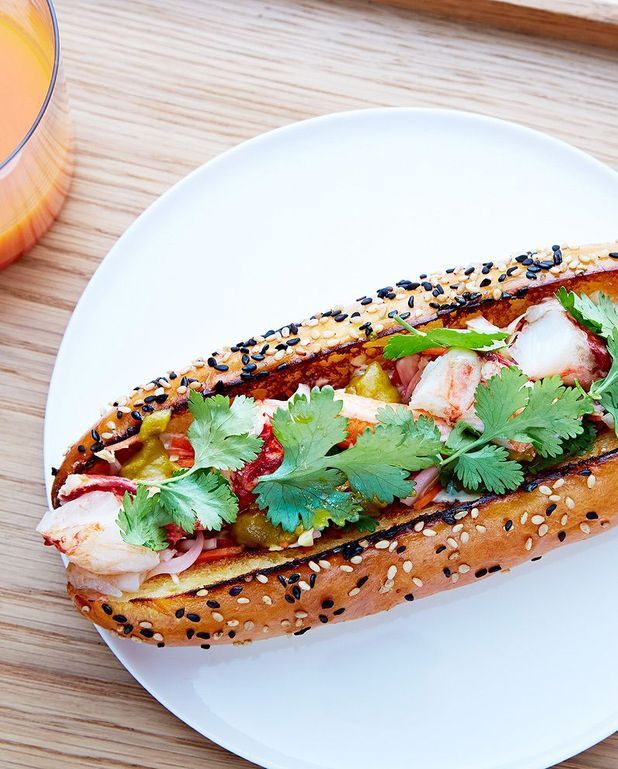 Hot dog de homard et crudités