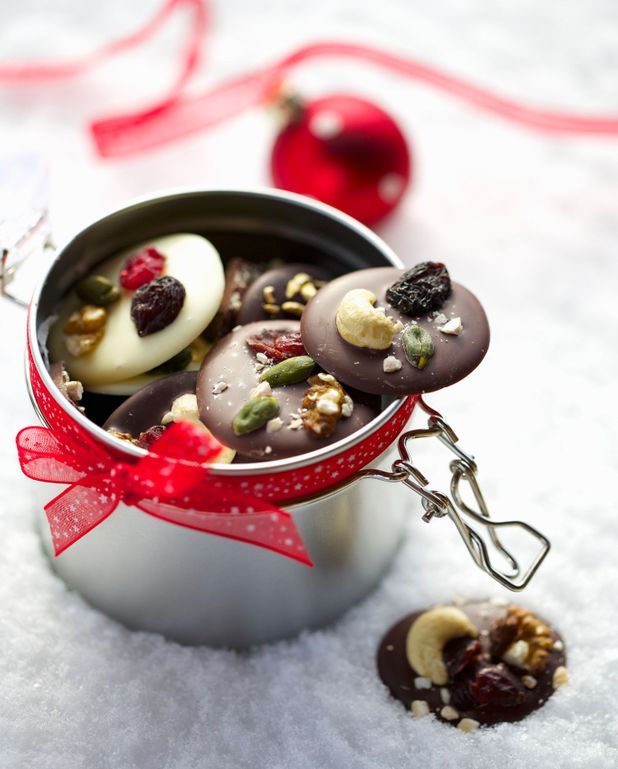 Mendiants au chocolat de Noël Thermomix pour 6 personnes - Recettes Elle à Table