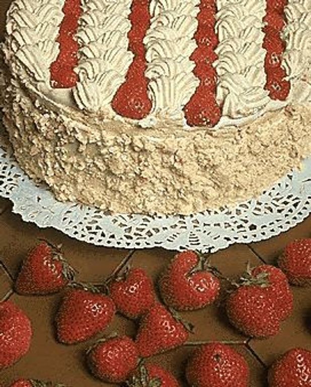 Meringue Glacee Aux Fraises Pour 4 Personnes Recettes Elle A Table