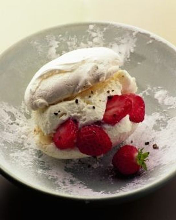 Meringues aux fraises2 pour 4 personnes Recettes Elle à Table