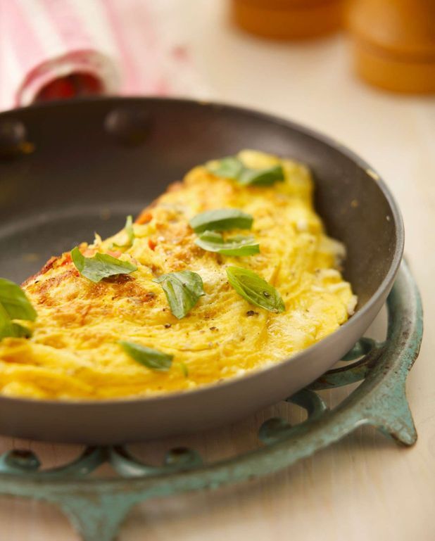 Omelette aux lardons et champignons pour 4 personnes - Recettes Elle à ...