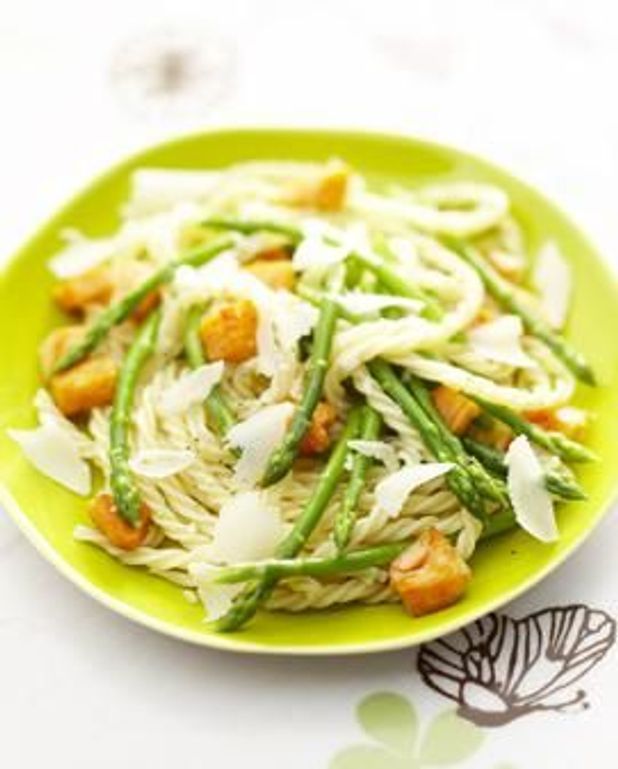 Pâtes aux asperges et au saumon pour 4 personnes Recettes Elle à Table