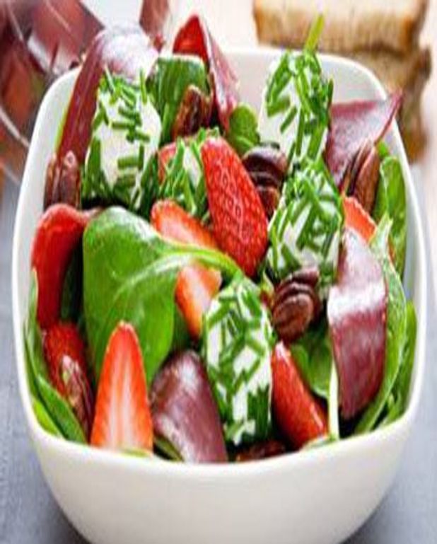 Salade printanière au chèvre frais, pousses d'épinards et fraises du Périgord