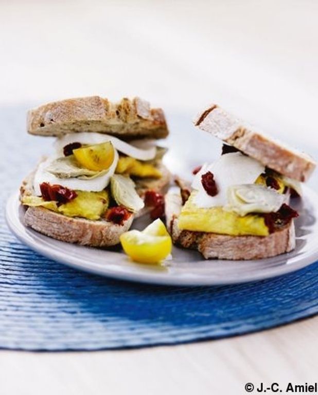Sandwichs à l’omelette, basilic et petits cœurs d’artichauts 