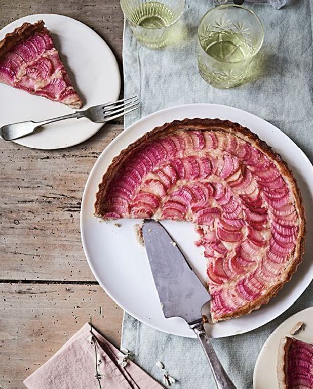 Tarte A La Rhubarbe Et Creme D Amande Pour 8 Personnes Recettes Elle A Table