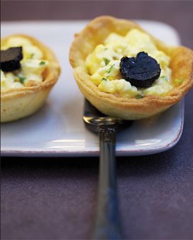 Tartelettes aux oeufs brouillés et truffe pour 8 personnes Recettes Elle à Table