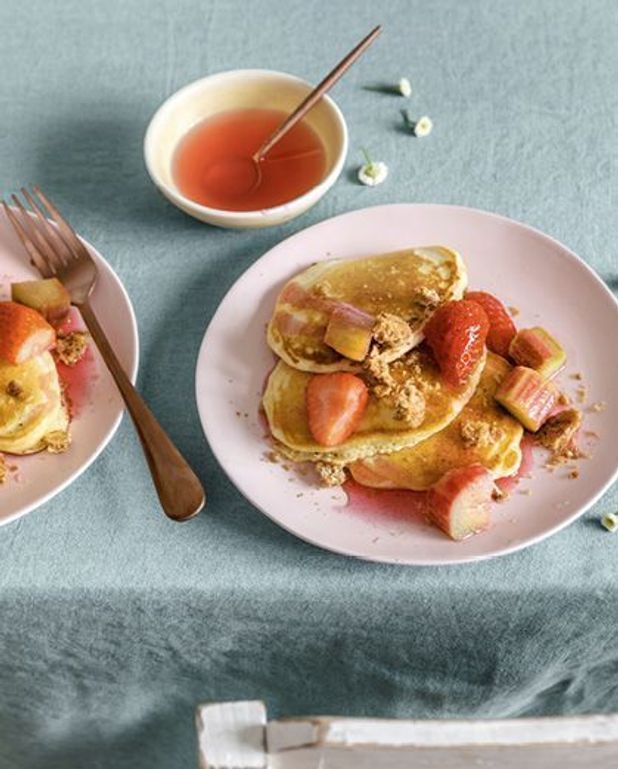 Pancakes, crumble et sirop de rhubarbe