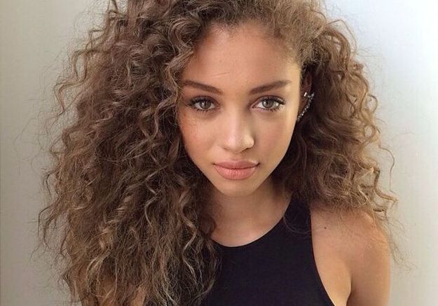 Cheveux bouclés métisse - Cheveux bouclés : quelques idées de coiffures
