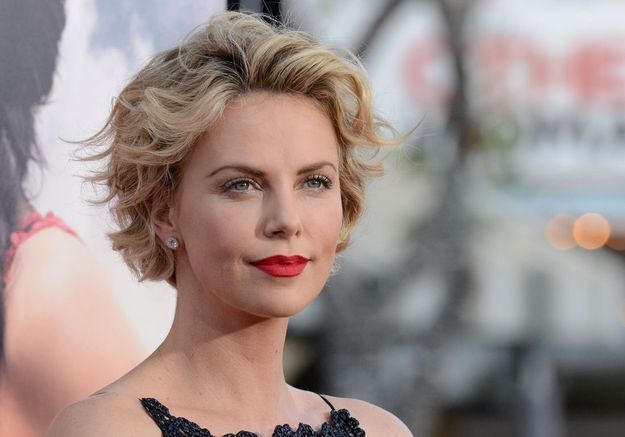 Coupe courte : comment Charlize Theron gère la repousse - Elle