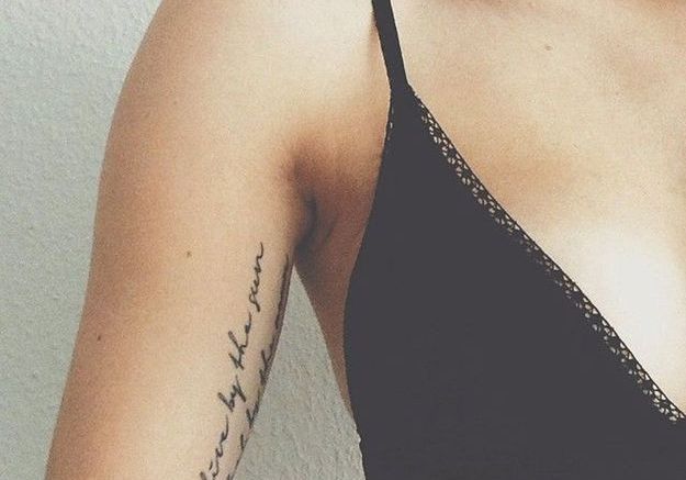 Tatouage bras phrase - Un tatouage sur le bras ? Nos jolies idées pour