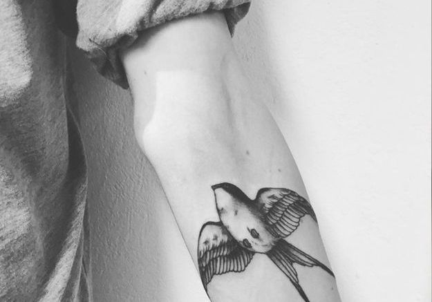 Tatouage oiseau avant-bras - 20 tatouages d’oiseau qui vont vous donner
