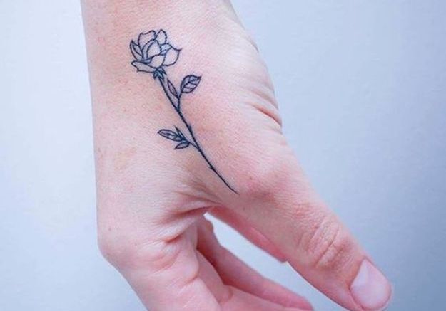 Tatouage rose main - Ces tatouages de rose qui ne faneront jamais - Elle
