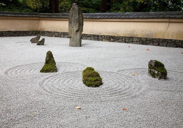 La pierre au cœur du jardin zen
