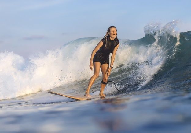 Bonne Nouvelle Les Surfeuses Pros Obtiendront Les Meme Primes Que Les Hommes En 19 Elle Active