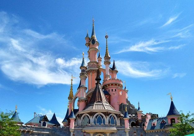 Disneyland Paris Devoile Son Guide De Tour Du Monde Dans Le Parc Elle