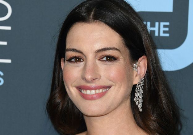 Anne Hathaway : on copie sa façon de réchauffer ses looks en hiver