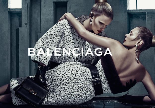 Exclu : toutes les images de la nouvelle campagne Balenciaga avec Kate Moss et Lara Stone
