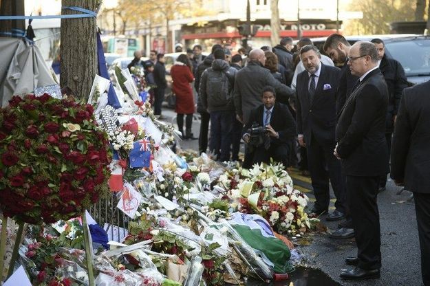 Attentats A Paris L Hommage Du Prince Albert Devant Le Bataclan Elle