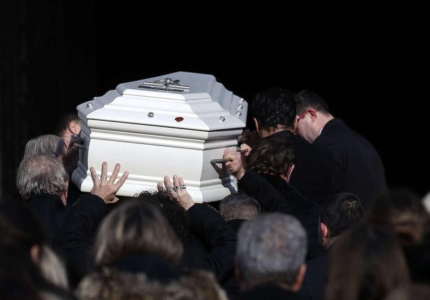 Hommage à Johnny - Julie Gayet, poignées du cercueil : les dessous d'une journée sous tensions