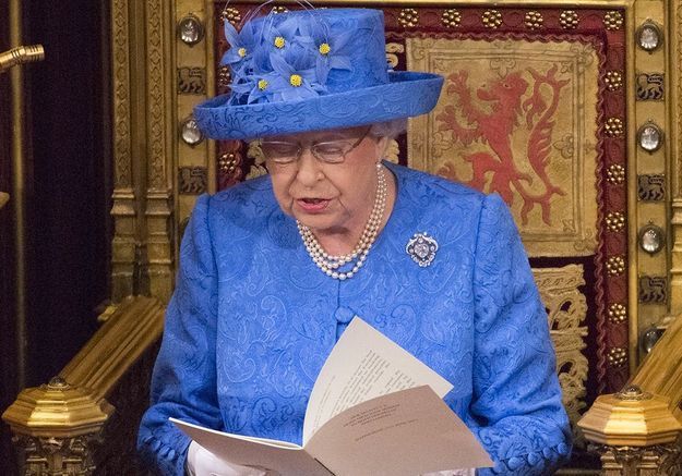 Pourquoi ce chapeau de la reine a-t-il été applaudi par des millions de personnes ?