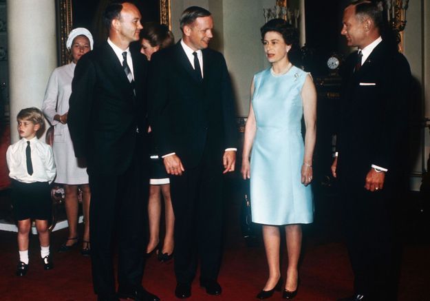 The Crown : la vérité derrière la rencontre du prince Philip et Neil Armstrong