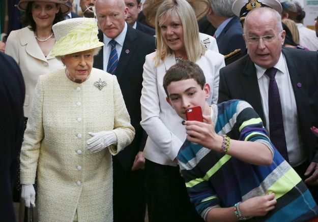 Tout le monde veut son selfie avec la reine d’Angleterre !
