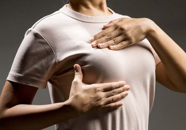 Cancer du sein : sur TikTok, elle enseigne les techniques d'auto-palpation